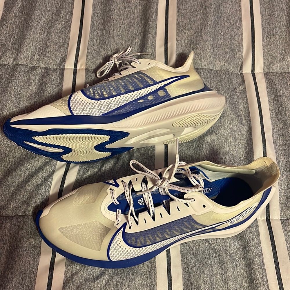 NIKE ZOOM GRAVITY